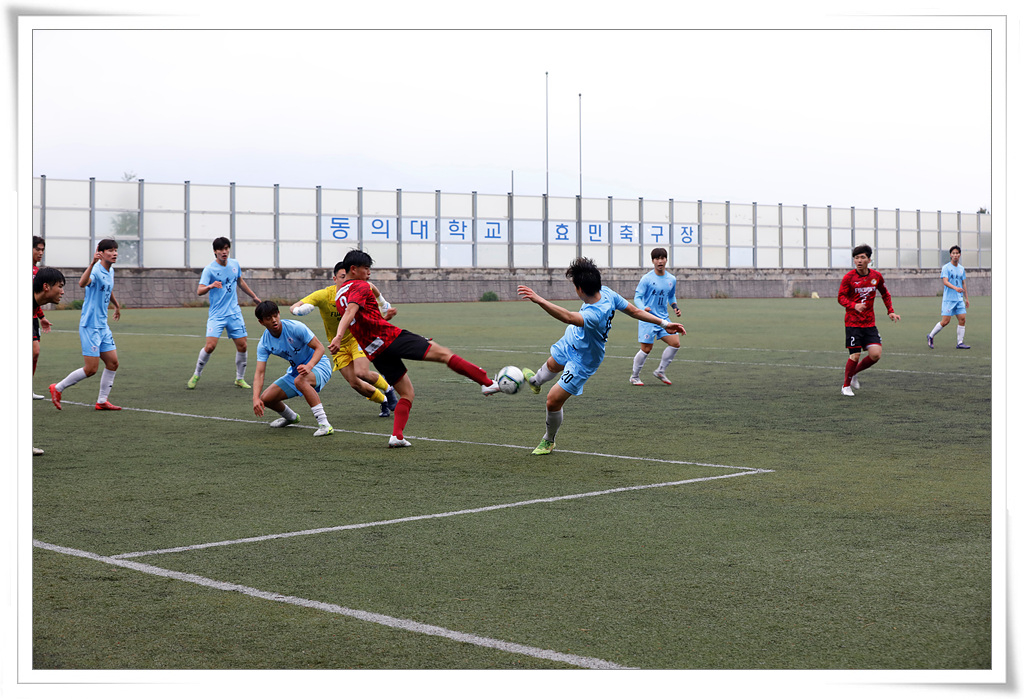 2025 대학축구 U-LEAGUE2 경기 두 선수가 같이 공을 차는 사진