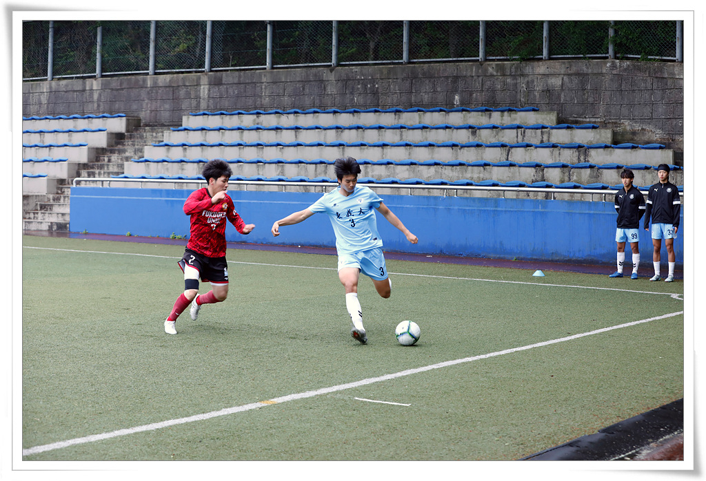 2025 대학축구 U-LEAGUE2 경기 공 차는 사진